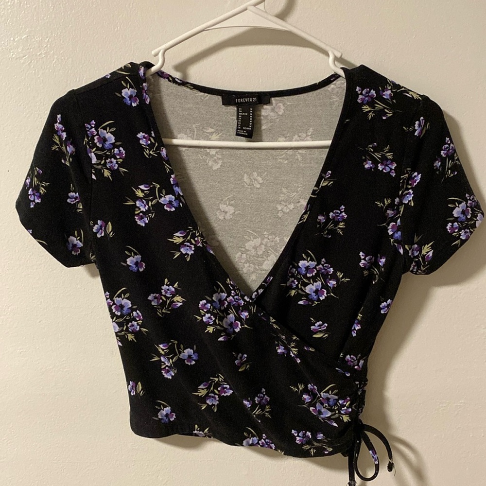 Black & Purple V-Neck Floral Tee (M)